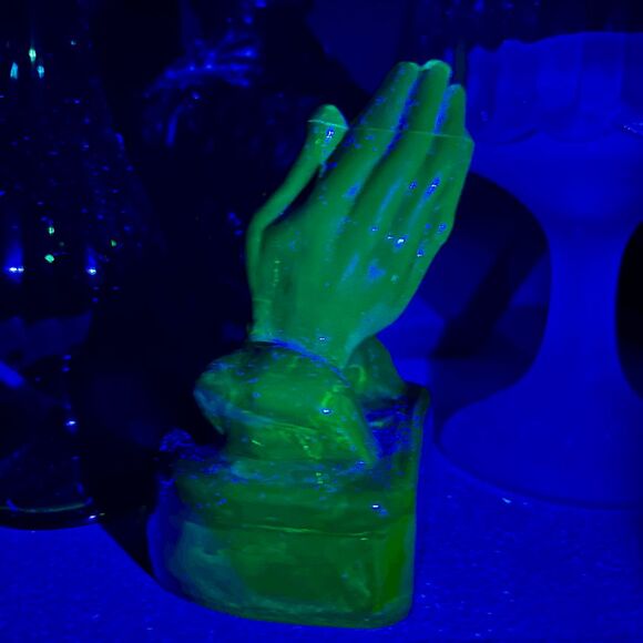 Boyds Glass Cupped Praying Hands – Uranium Vaseline Glass – Limited Edition – Gl - Picture 8 of 11